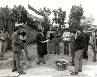 103139 Afbeelding van het leggen van de eerste steen voor de herbouw van de in de 17e eeuw als R.K. schuilkerk Statie ...